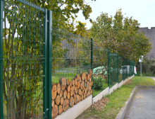 Montáž 3D plotových panelů zelené barvy – Chotíkov Montáž 3D plotových panelů zelené barvy – Chotíkov